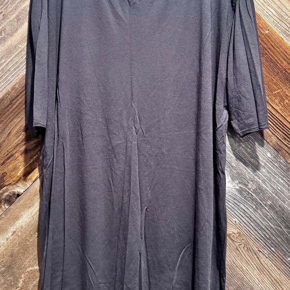 Charcoal Gray Short Sleeve Tee with Loose Fit and Soft Fabric - Picture 1 of 3